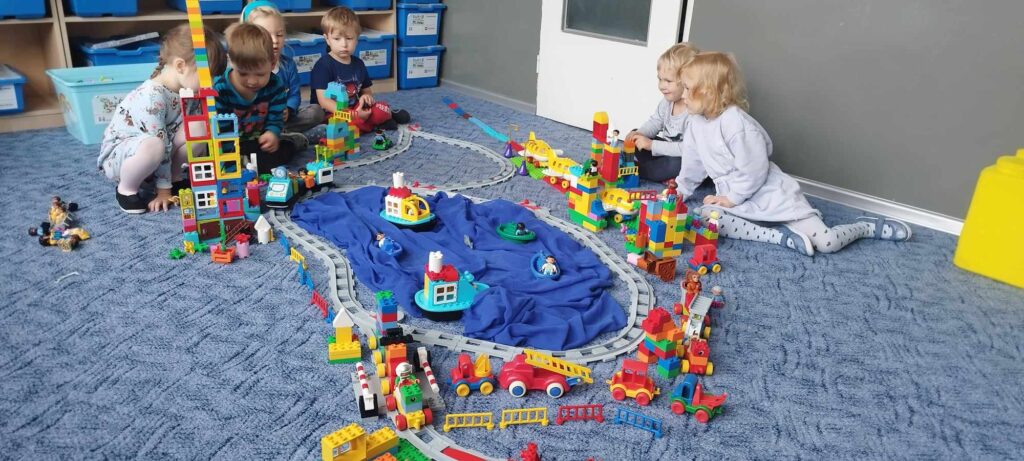Dzieci budują miasto  z klocków LEGO