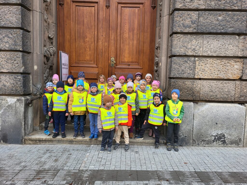 Zdjęcie zbiorcze dzieci przed drzwiami Muzeum Narodowym w Poznaniu
