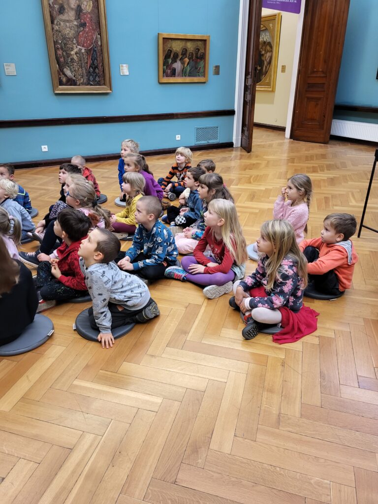 Dzieci uczestniczą w lekcji w Muzeum Narodowym w Poznaniu
